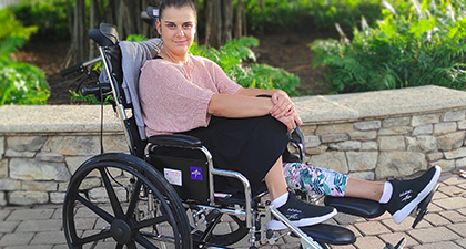 Od życia bez bólu dzielą Justynę 2 operacje ortopedyczne. 