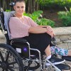 Od życia bez bólu dzielą Justynę 2 operacje ortopedyczne. 